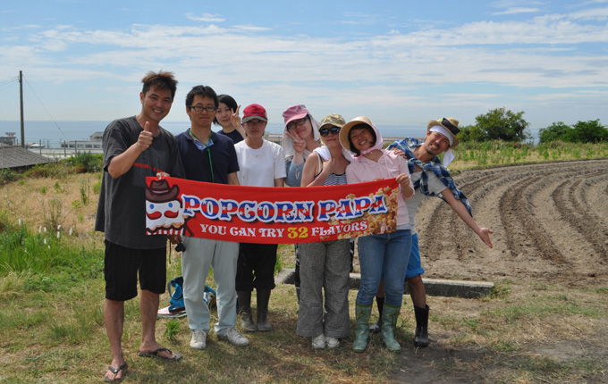 6月11日にPOPCORN PAPAのスタッフで淡路島の畑へポップコーンの種蒔きに行って参りました。